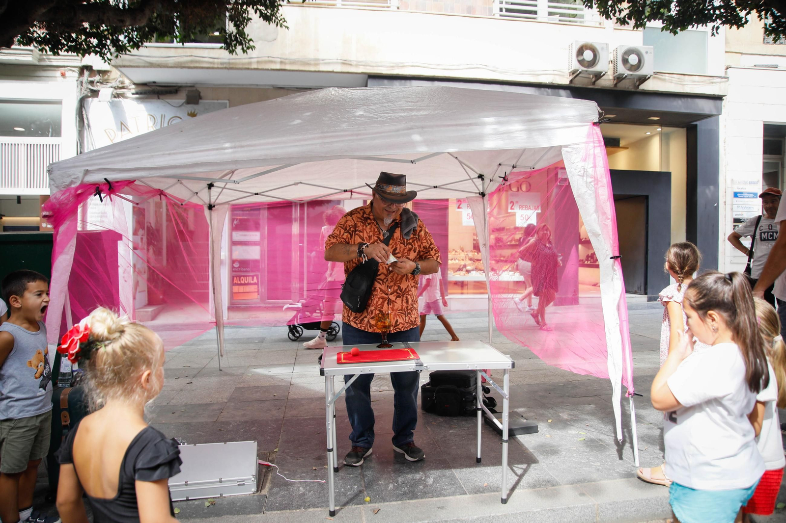 Las mejores imágenes del espectáculo 'Magia en la Calle' en el Paseo de Almería