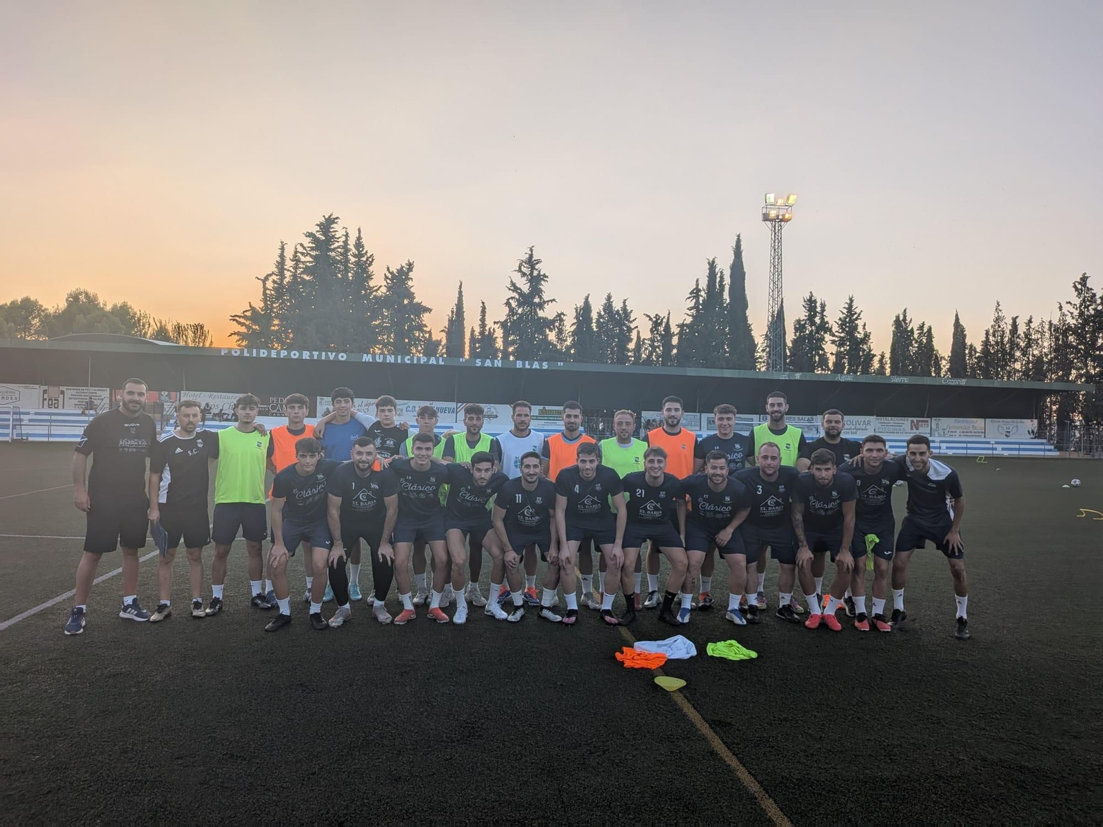 La plantilla y el cuerpo técnico villanovense, en el escenario del duelo de esta noche.