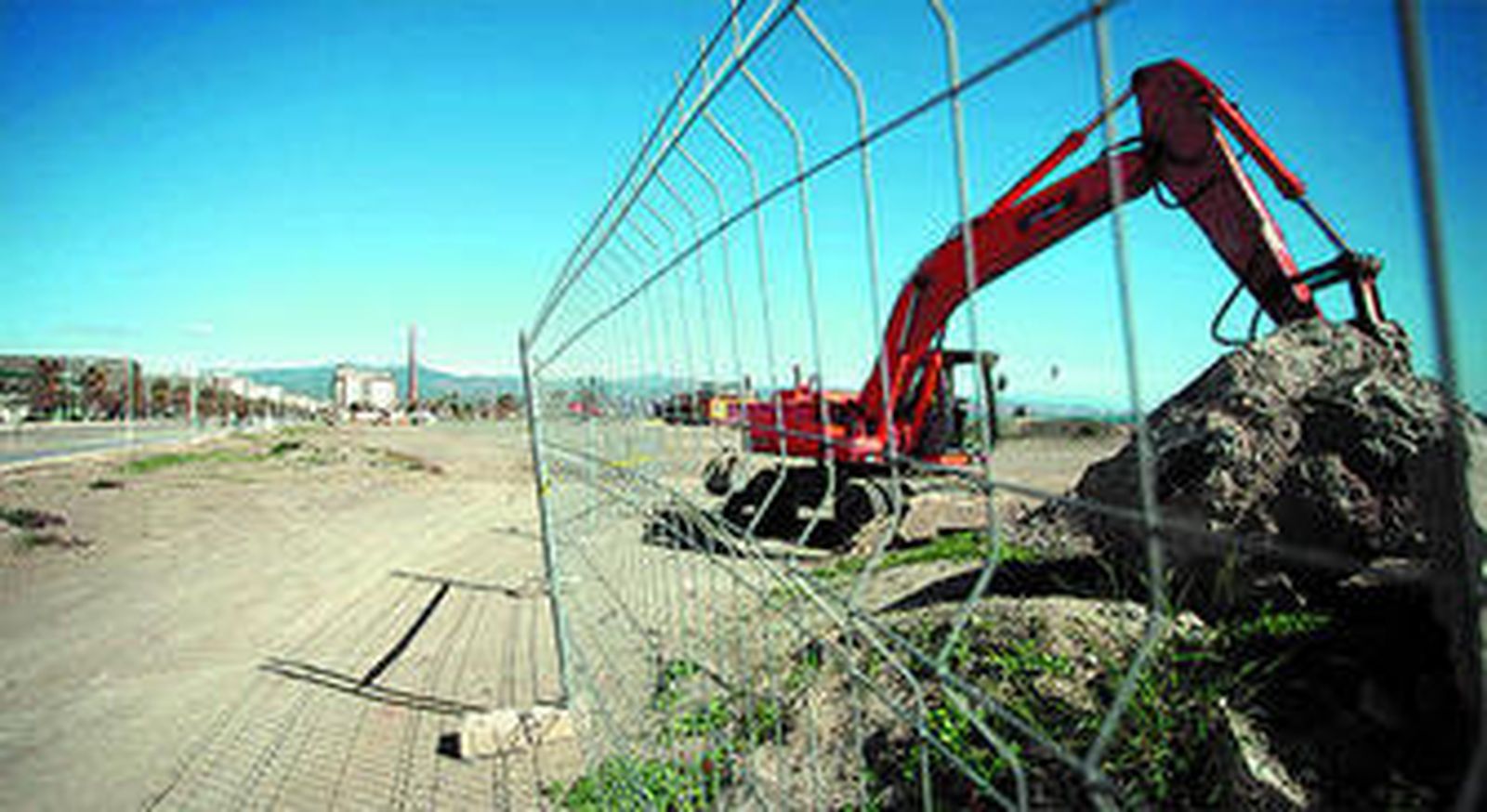 Una excavadora, en el inicio de las obras.