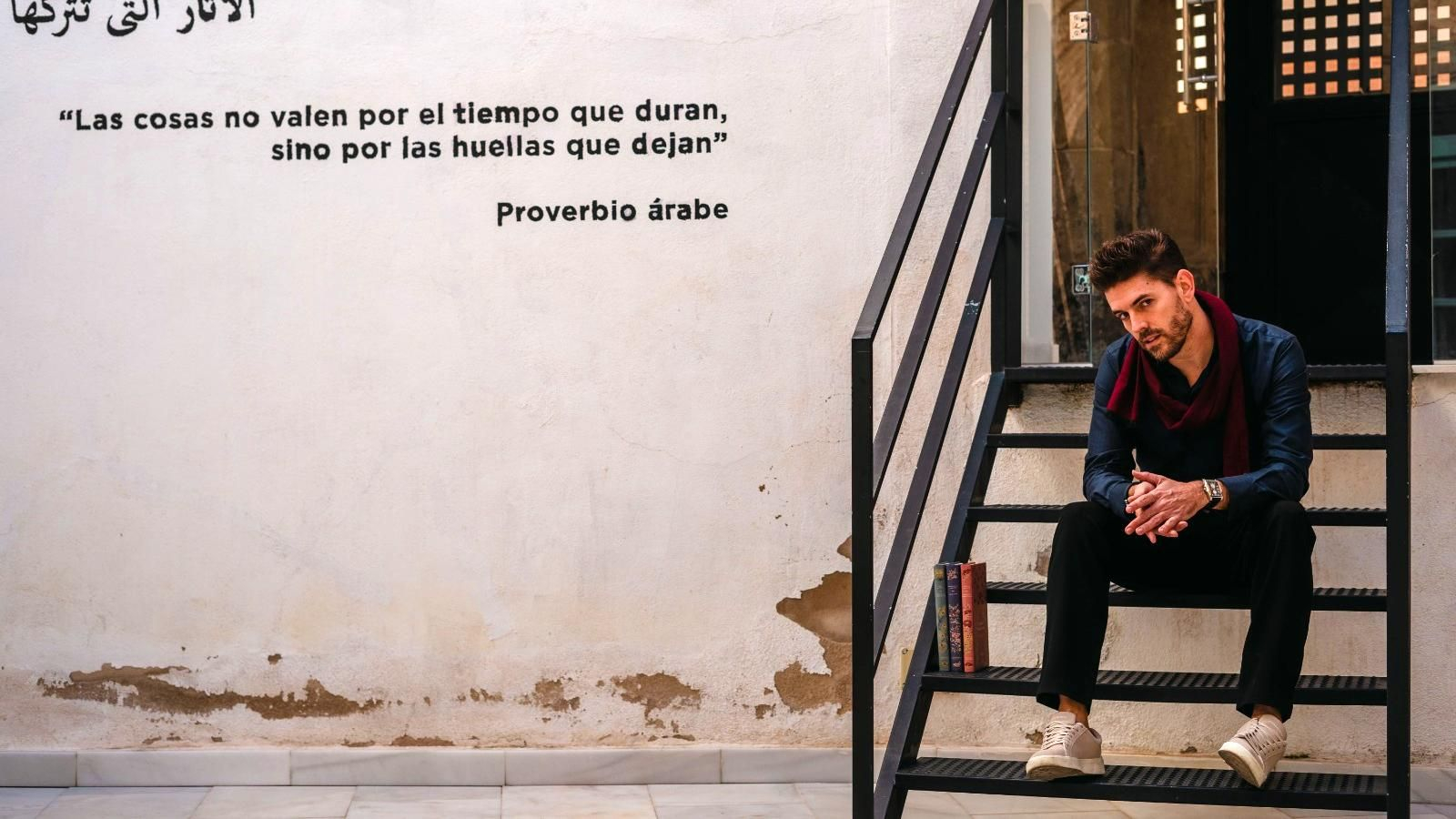 Martín Karlosy posa junto a una cita que resume el espíritu de su obra: historias que dejan huella más allá del tiempo.