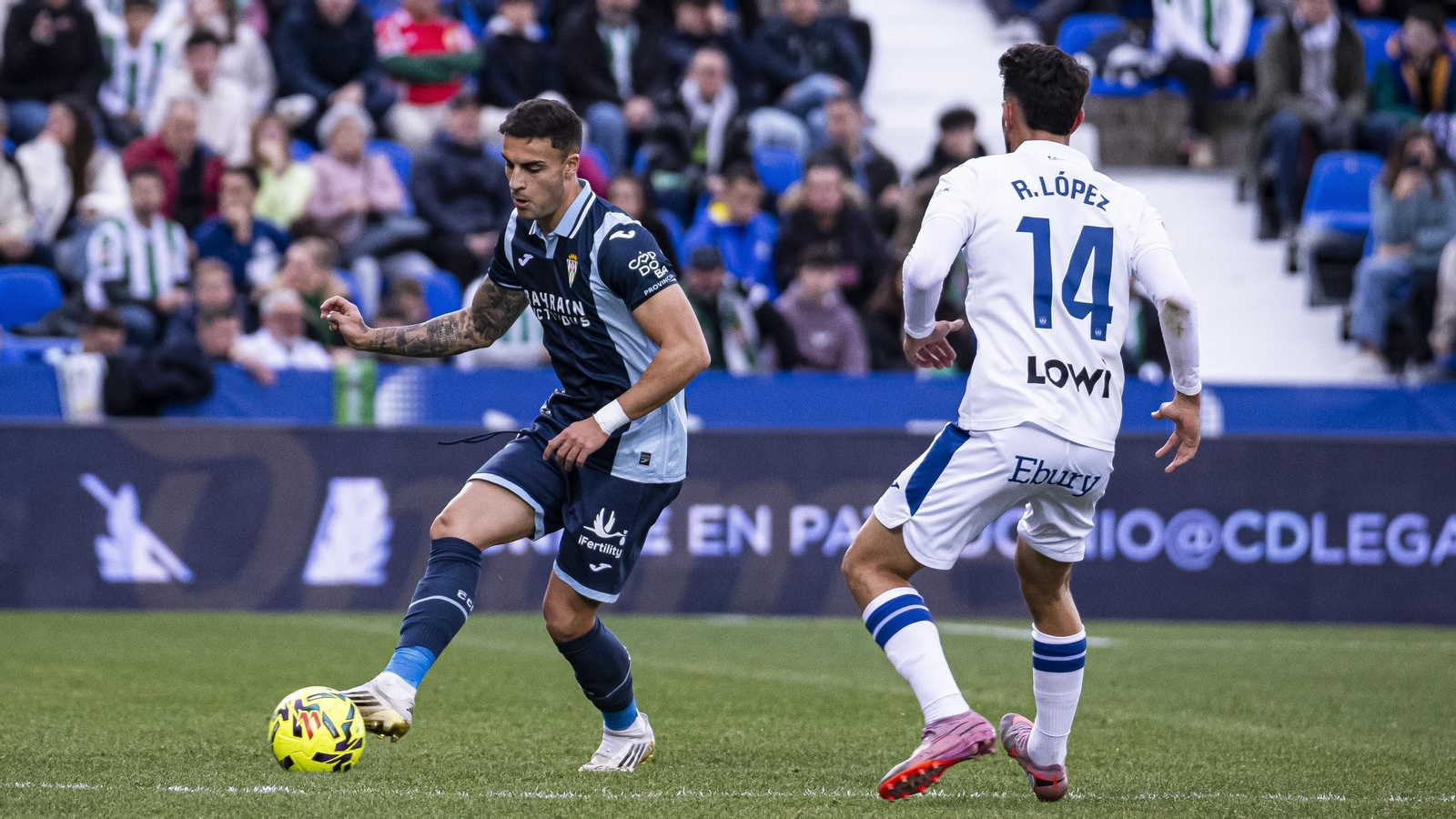 Carlos Isaac golpea el balón en presencia de Roberto López.