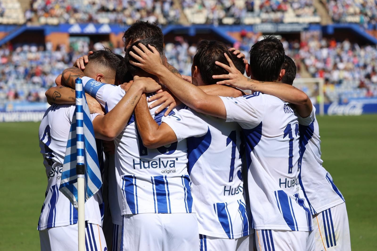 Los jugadores del Recre celebran el segundo tanto de Caye Quintana.