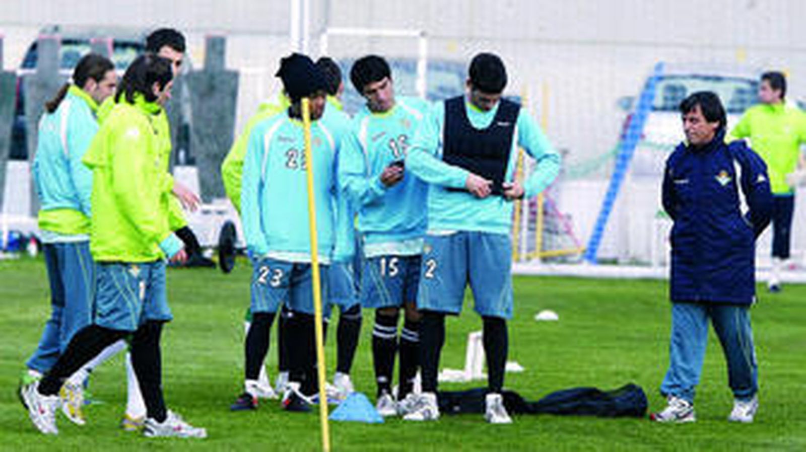 Paco Chaparro observa cómo sus futbolistas se preparan para el entrenamiento matinal de ayer.