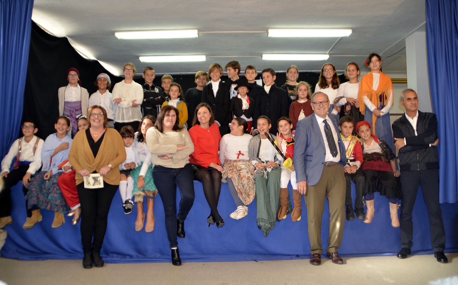 La alcaldesa, Patricia Cavada, acompañada de los alumnos del Solís que participaron en la recreación teatral.