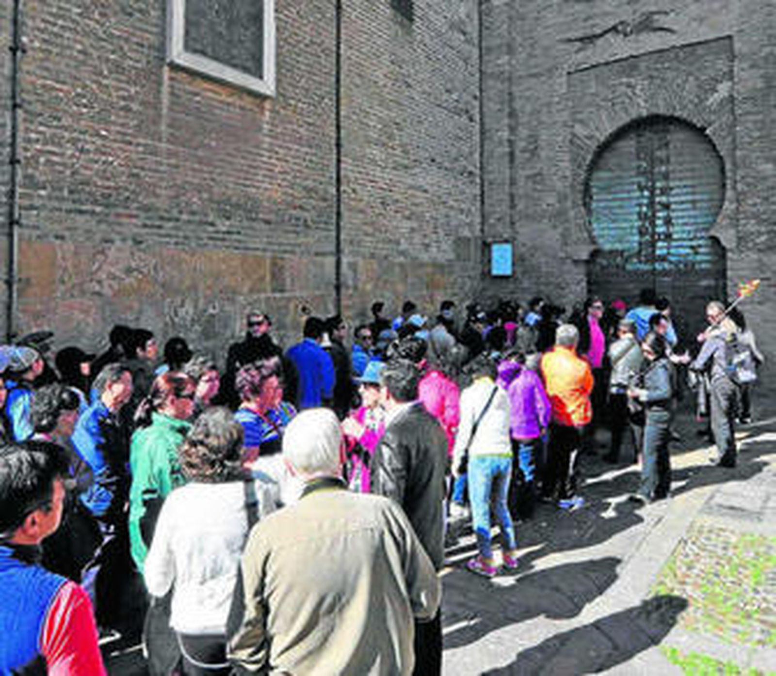 Turistas hacen cola para acceder a la Catedral.