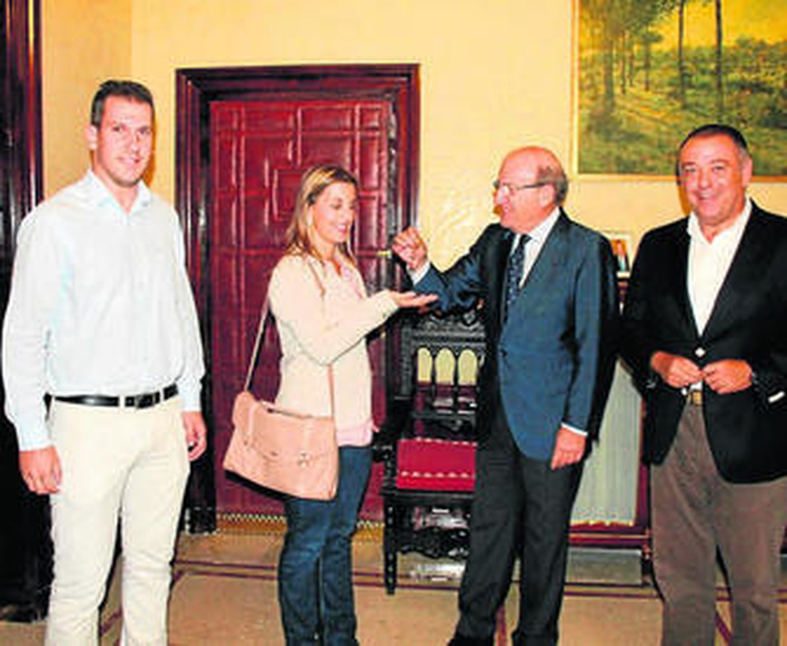 El alcalde entrega las llaves a Manuel Gil y Ana María Pozuelo junto a Adame.