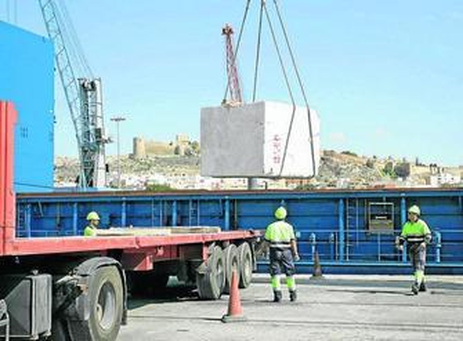 El barco 'Butes' descargó en el Muelle de Poniente las 4.000 toneladas de piedra natural durante la mañana de ayer.
