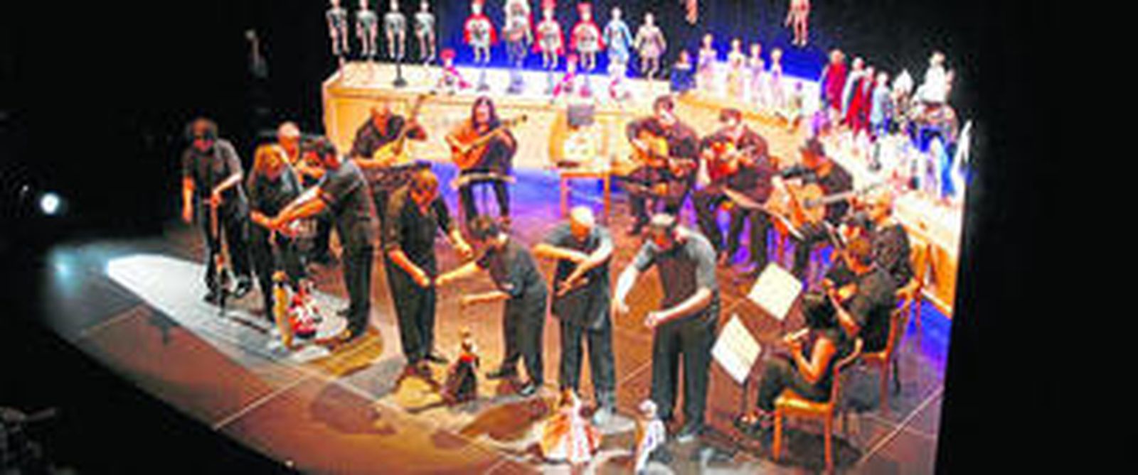 Los títeres de La Tía Norica bailan al son de 'Los duros antiguos' sobre el escenario del nuevo teatro de la calle San Miguel.