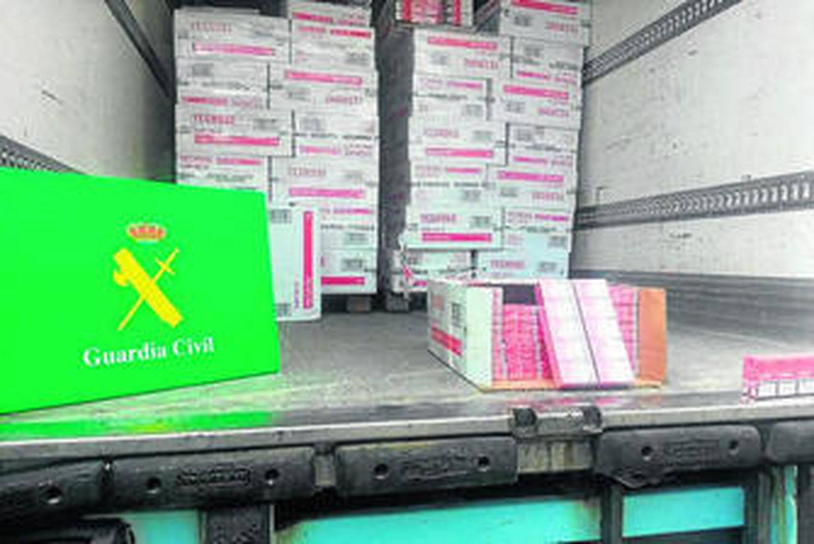 Imagen del tabaco de contrabando en el interior del camión.