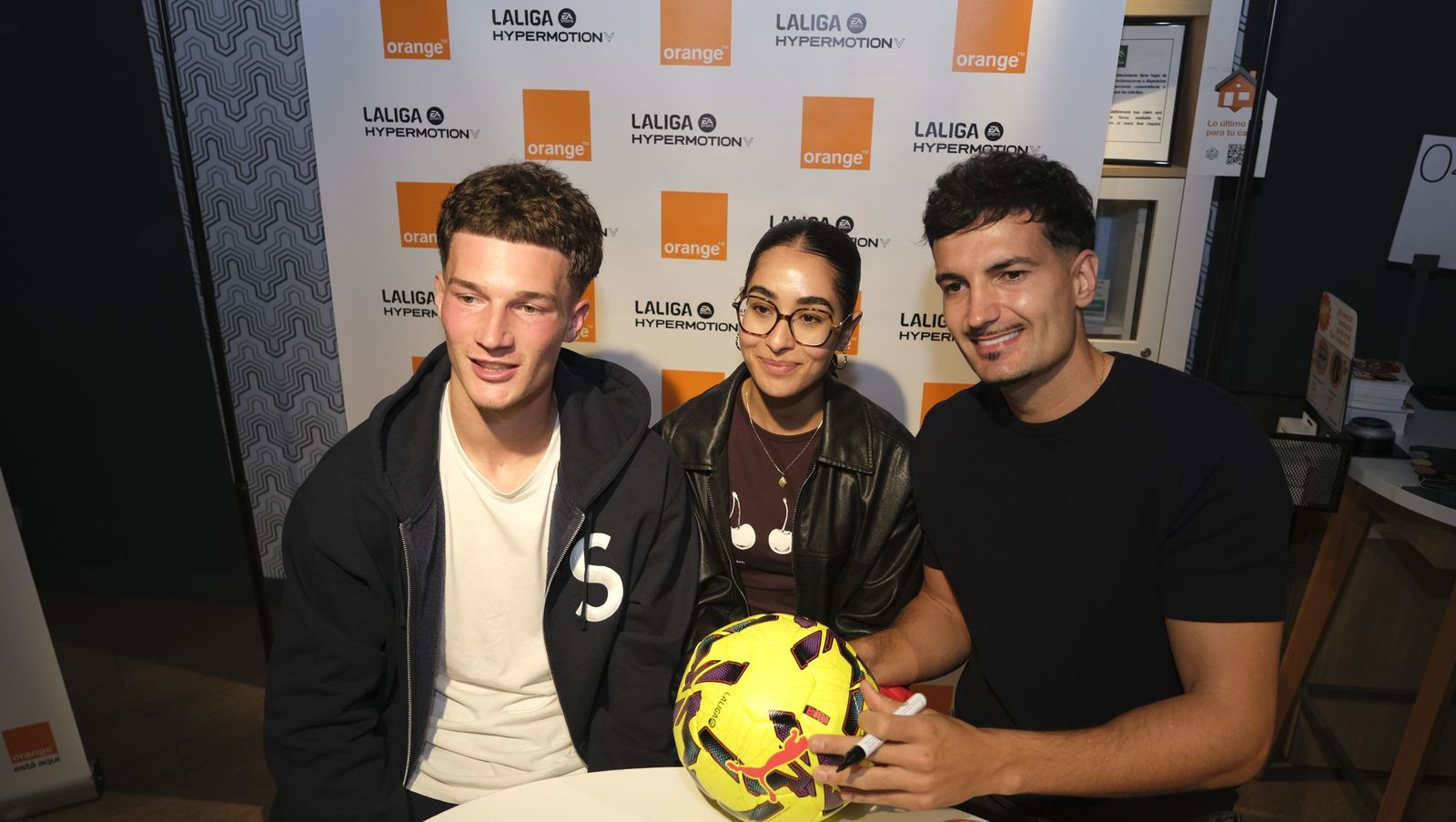 Búscate en las fotos de la firma de los jugadores de la U.D. Almería en la tienda Orange