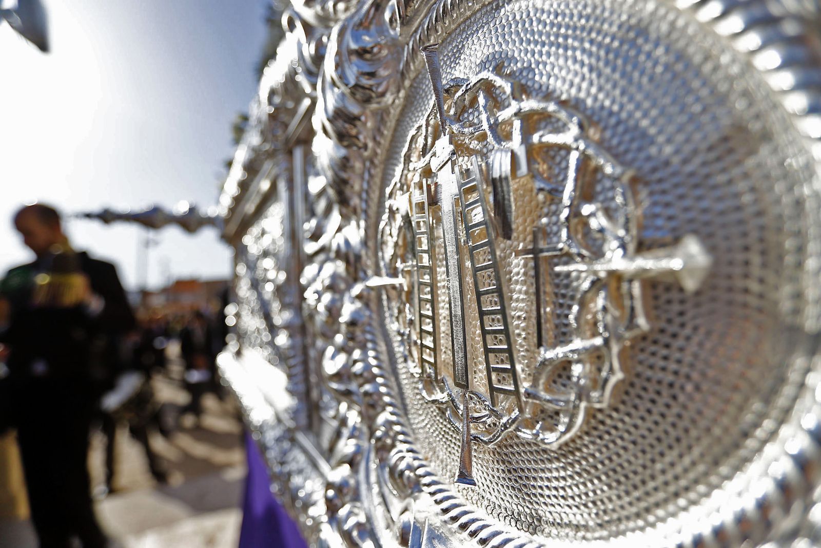 La Hermandad del Descendimiento en su recorrido por las calles de Huelva el Viernes Santo