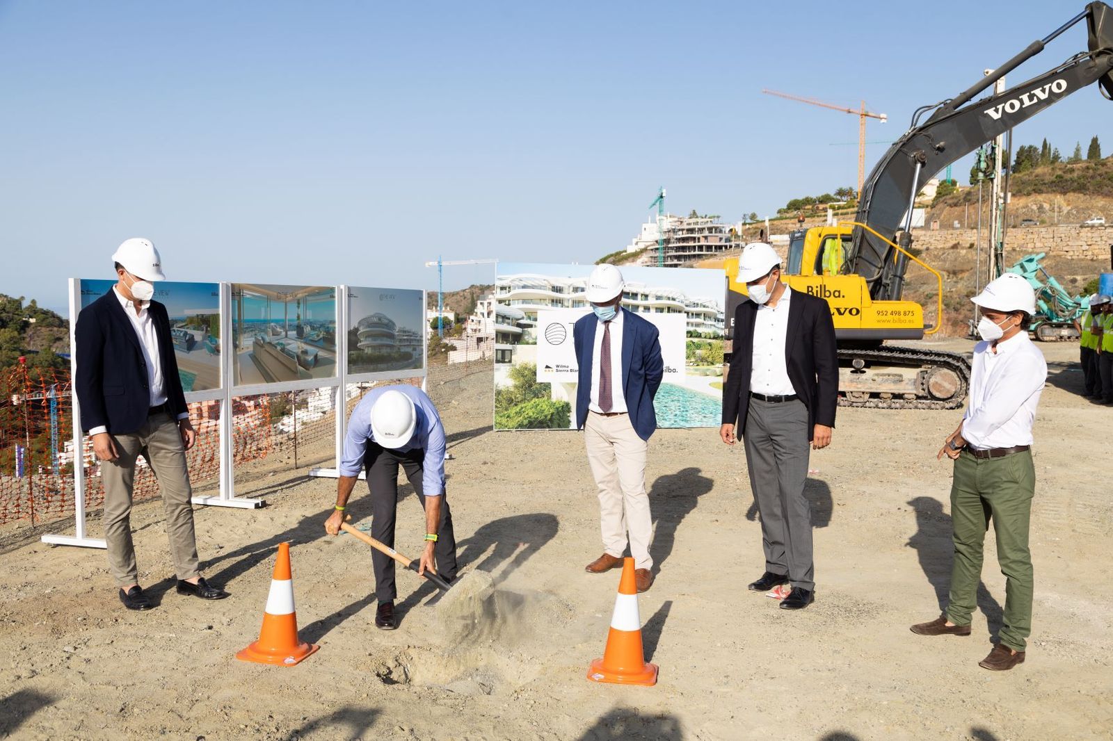 El alcalde de Benahavís, José Antonio Mena, realiza la primera palada de la promoción inmobiliaria.