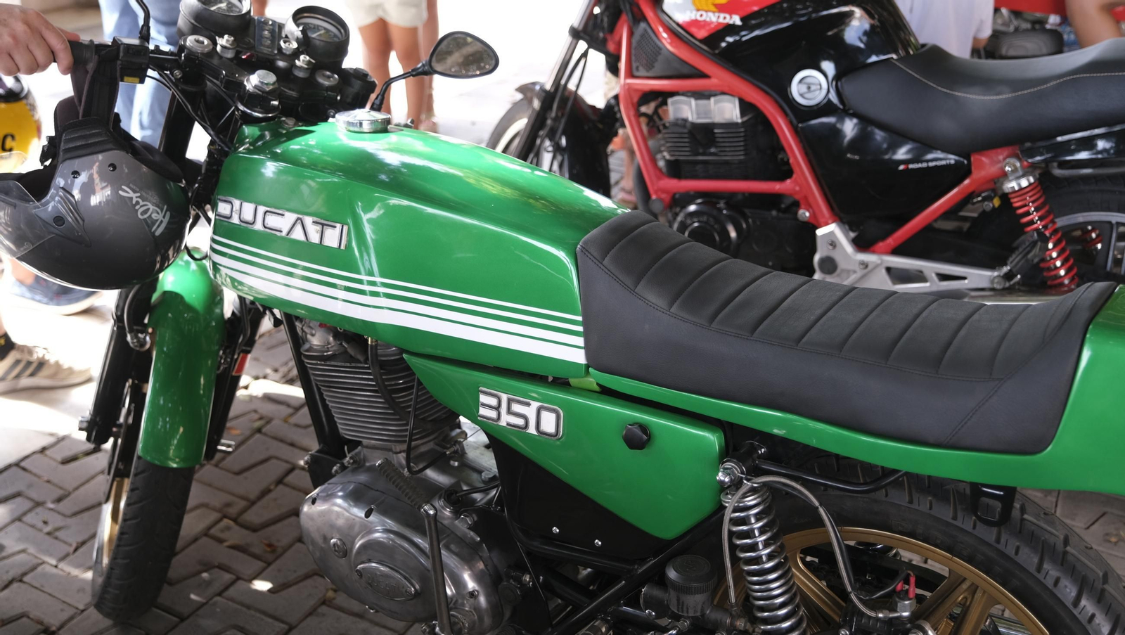 Exposición de motos antiguas y Ducatis en la Feria de Almería 2025, en imágenes