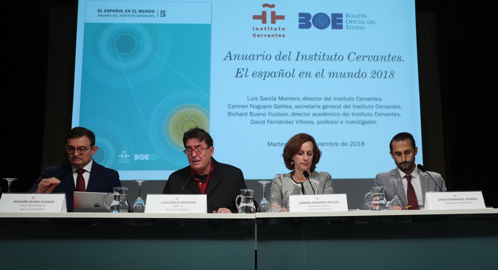 El director académico del Instituto Cervantes, Richard Bueno Hudson; el director del Instituto Cervantes, Luis García Montero; la secretaria general de la institución, Carmen Noguero, y el profesor investigador David Fernández Vitores