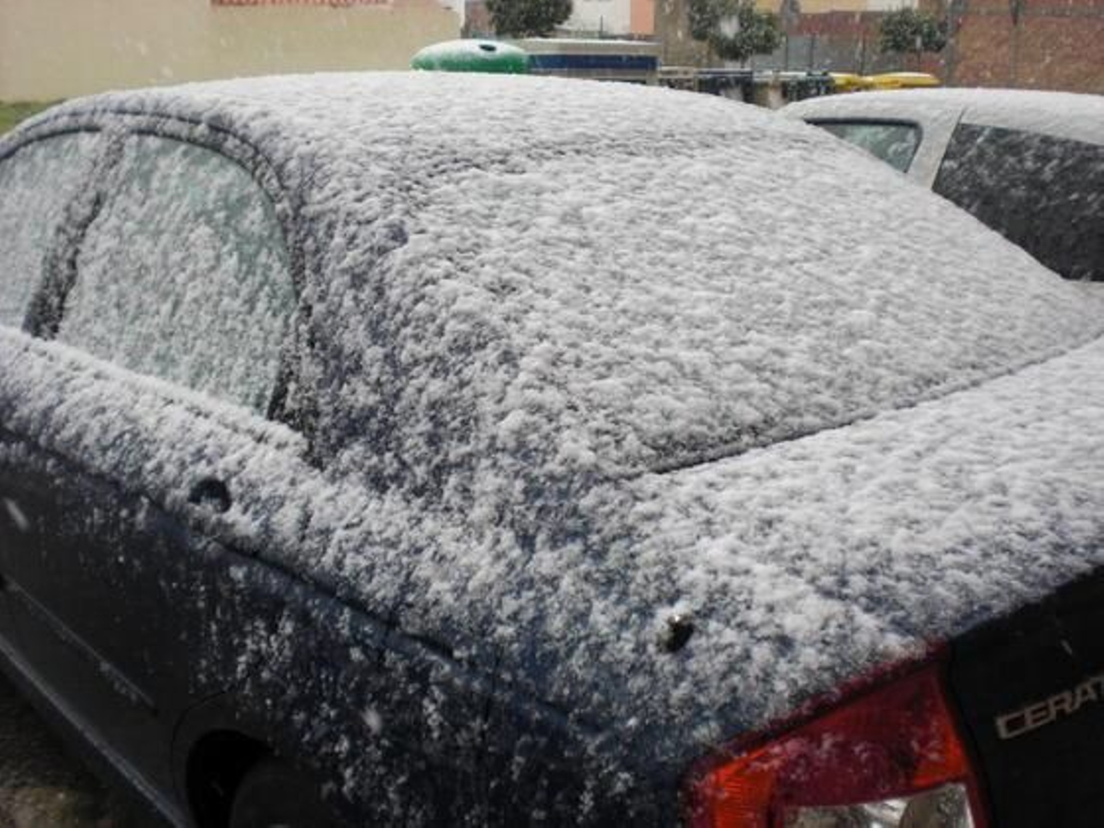Imagen de un coche en la localidad de Brenes.

Foto: Teresa Gómez López