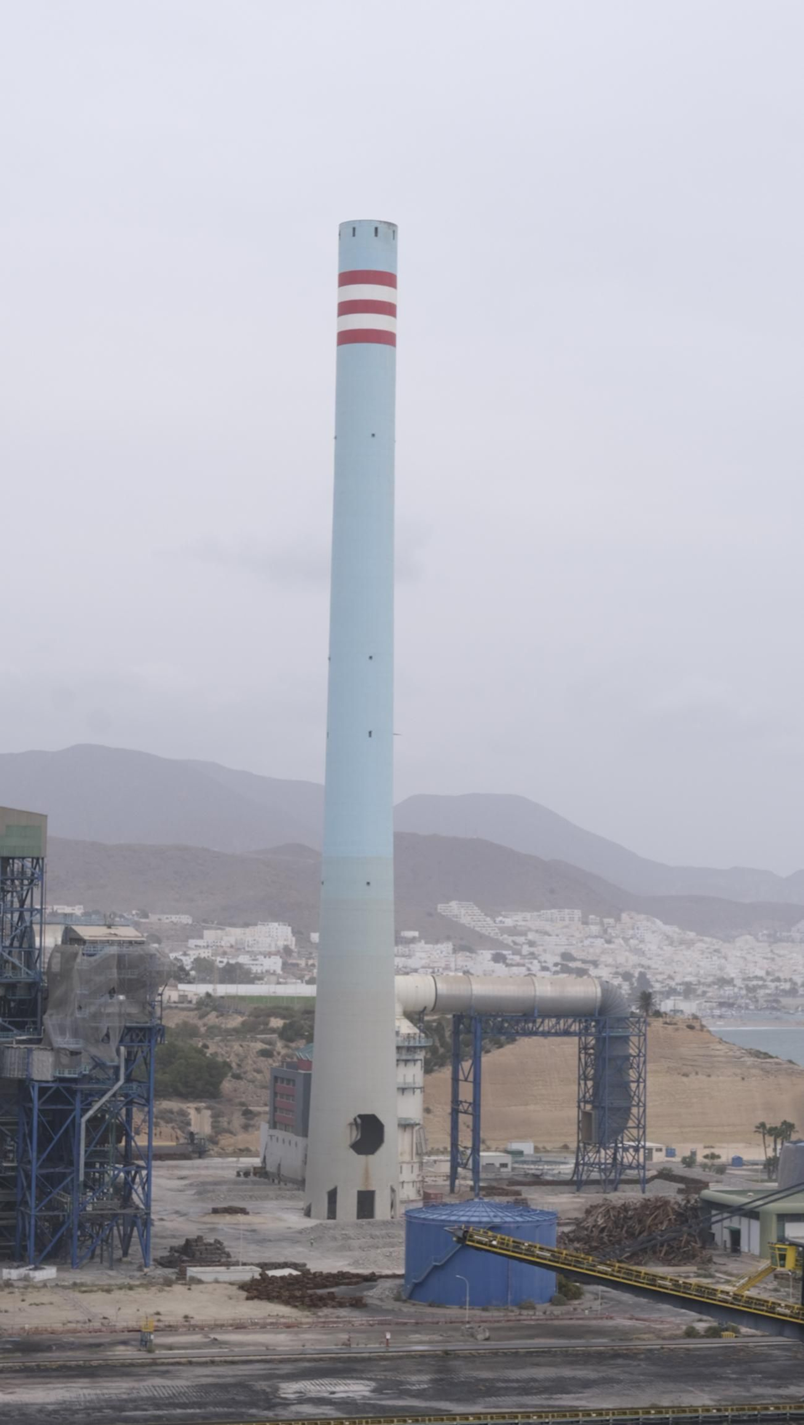 El derribo de la Torre Litoral de Endesa en Carboneras, en imágenes