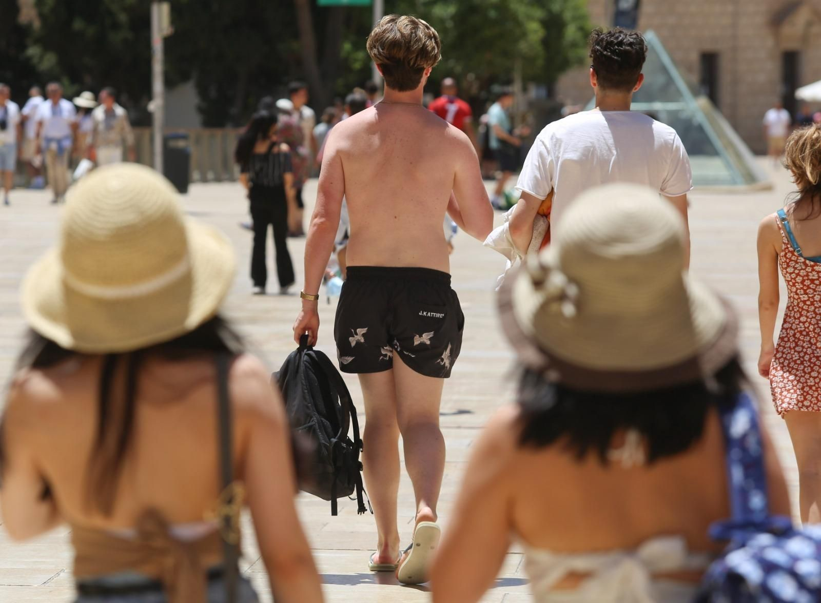 Una mujer se protege del sol con un sombrero.