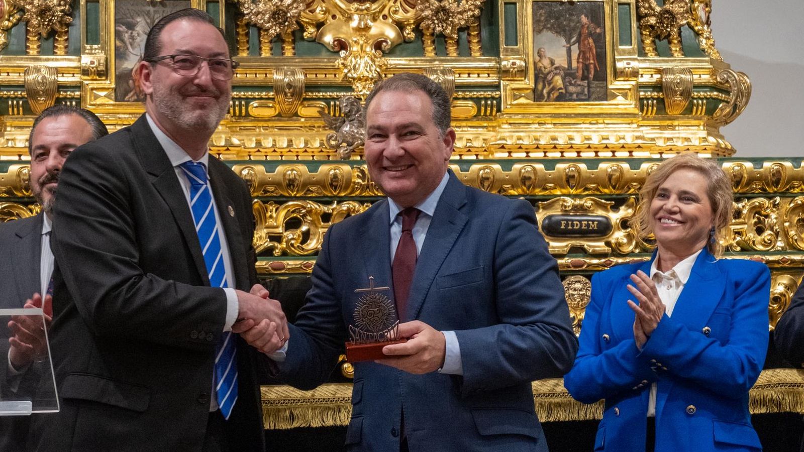 Obsequio que se ha dado a los hermanos mayores presentes en el acto, al presidente de la Diputación, y a la concejala de Huelva, Adela Mora.