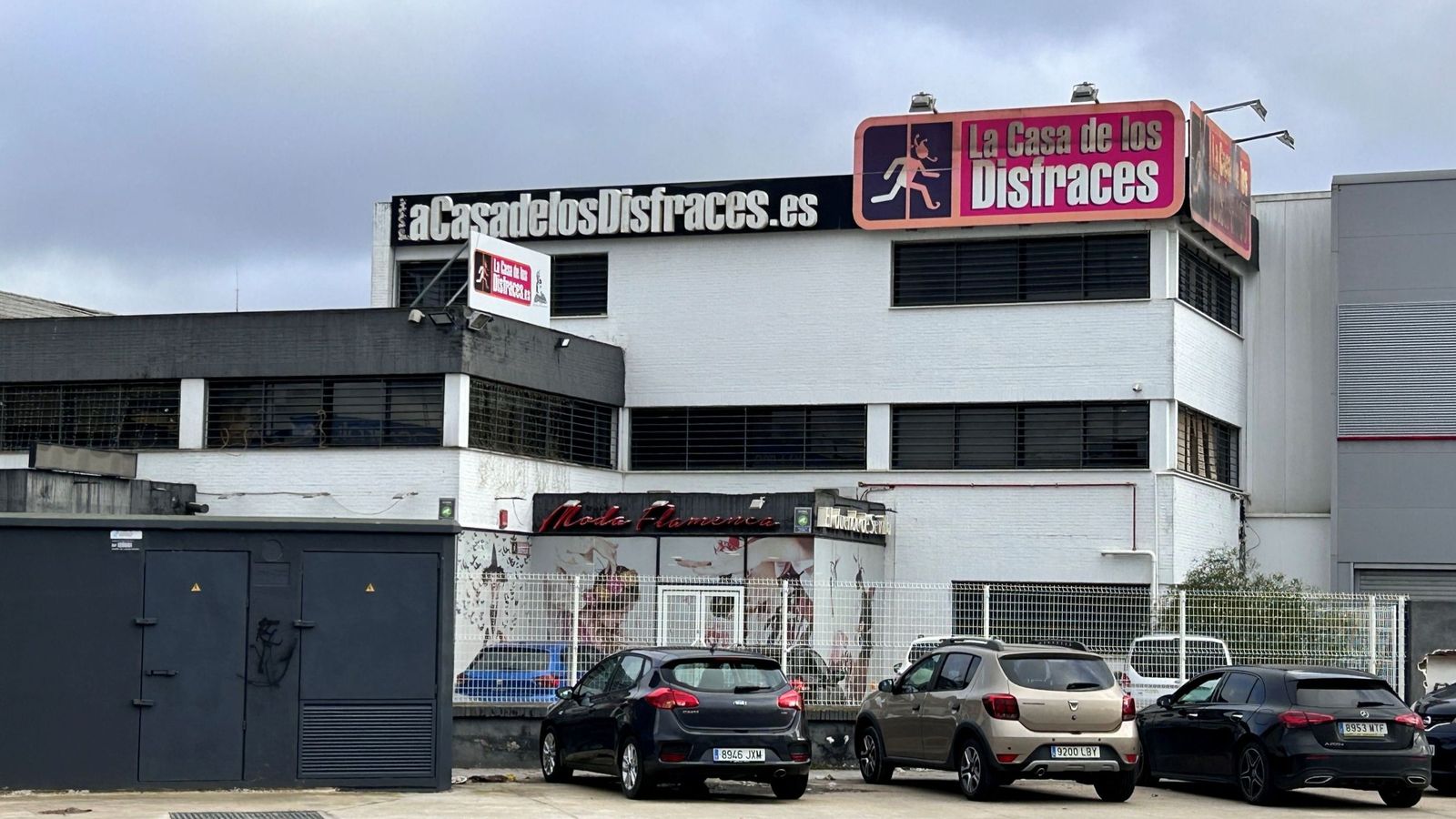 La Tienda de La Casa de los Disfraces sigue abierta en la avenida de Montes Sierra, en el Polígono Carretera Amarilla.