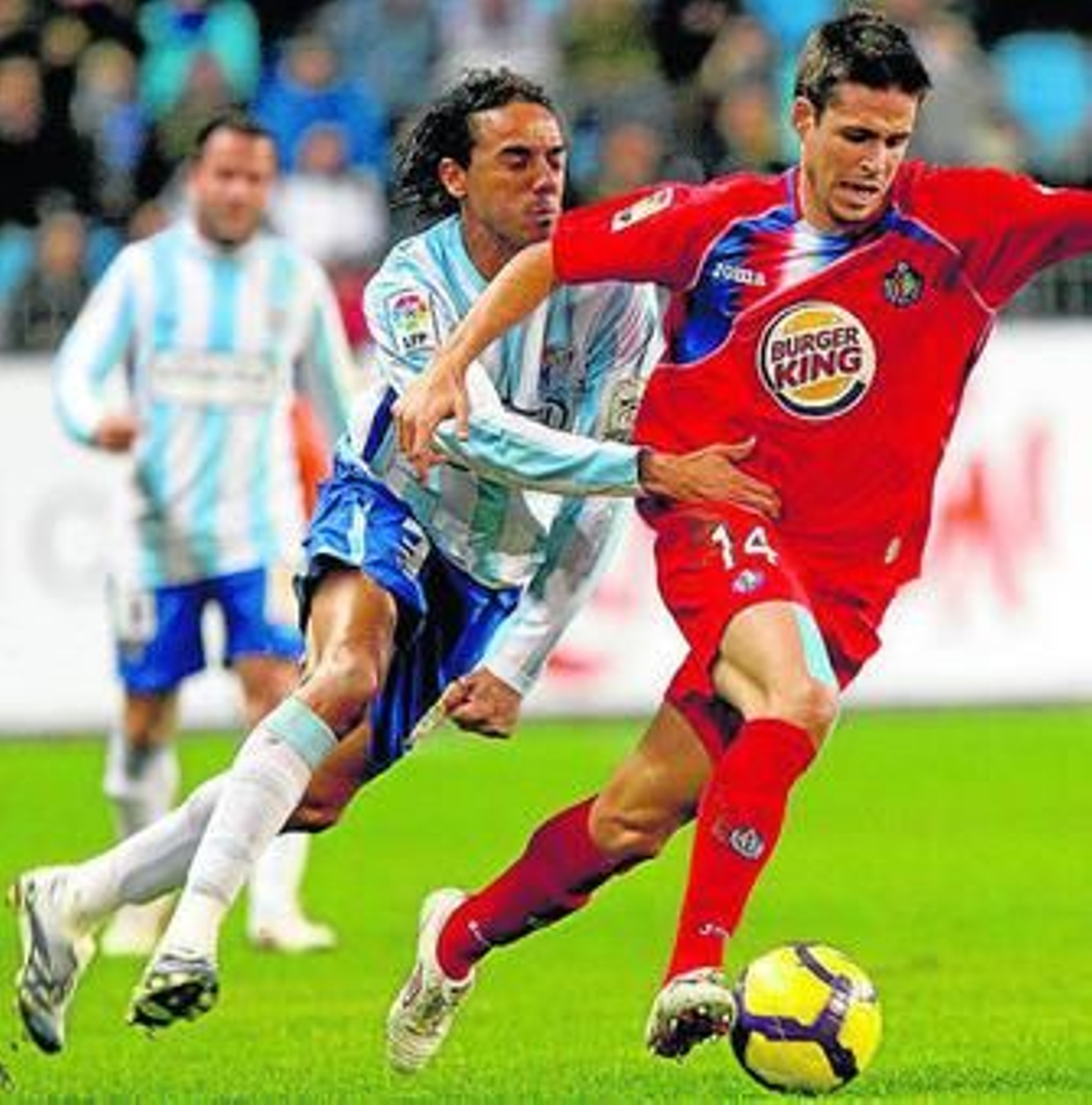 Weligton trata de evitar un avance de Manu del Moral.