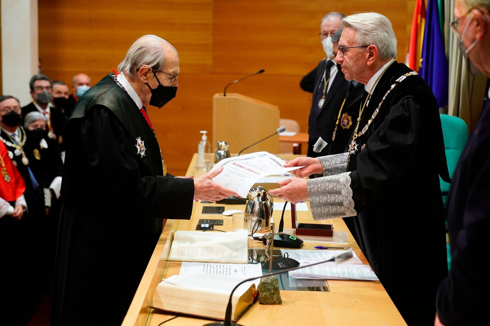 Juan García tomando posesión.