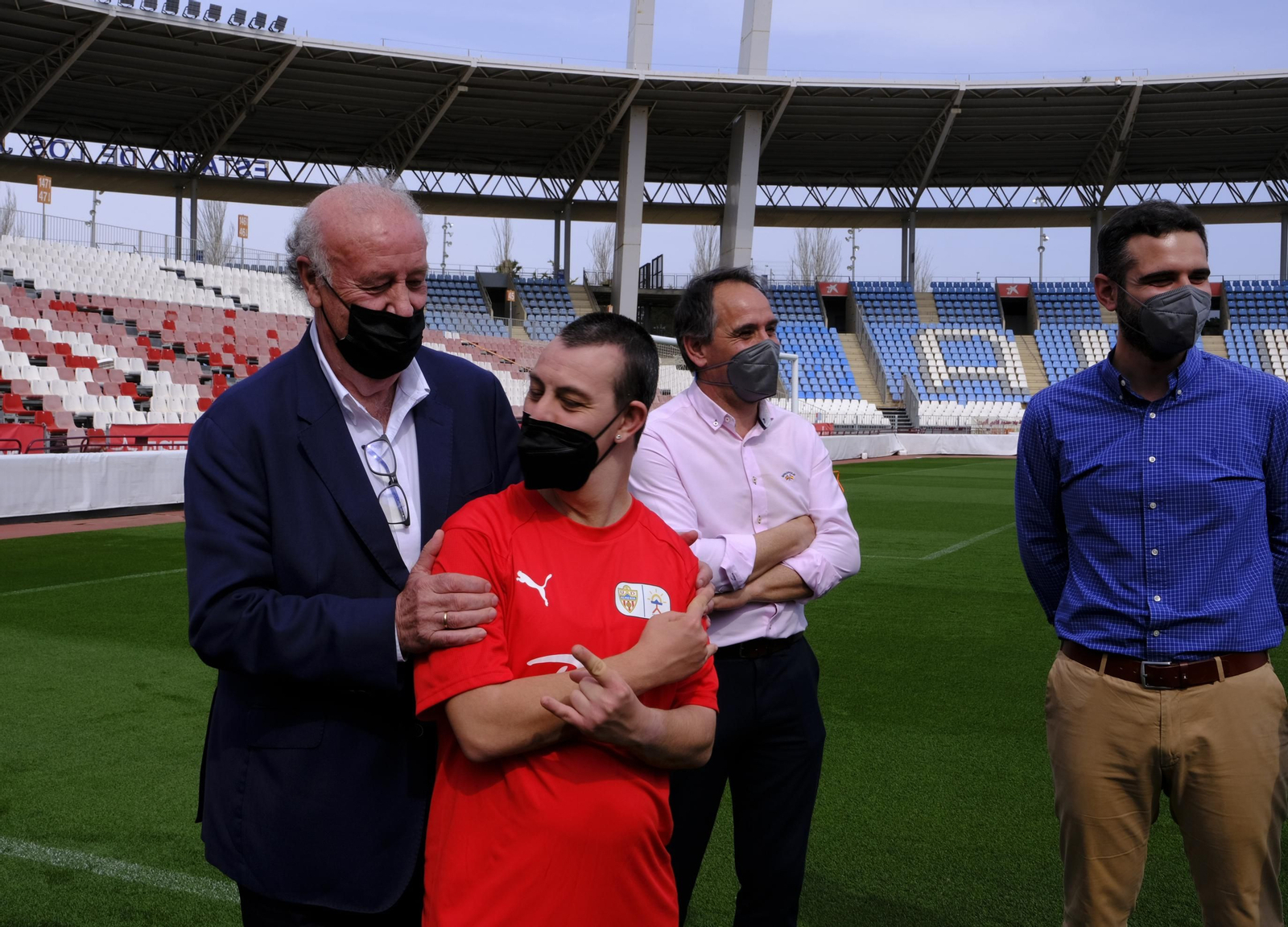 Fotogalería de la visita de Vicente del Bosque al equipo Genuine de la Fundación U.D. Almería