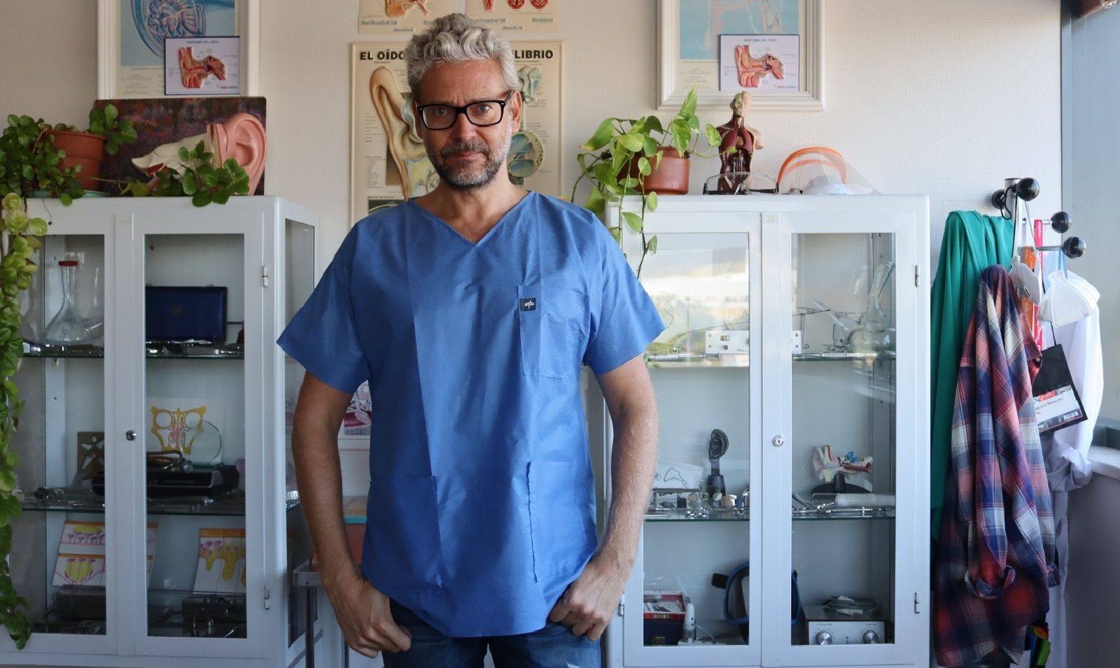 El jefe de Otorrinolaringología del Reina Sofía, Francisco Muñoz, en su consulta.