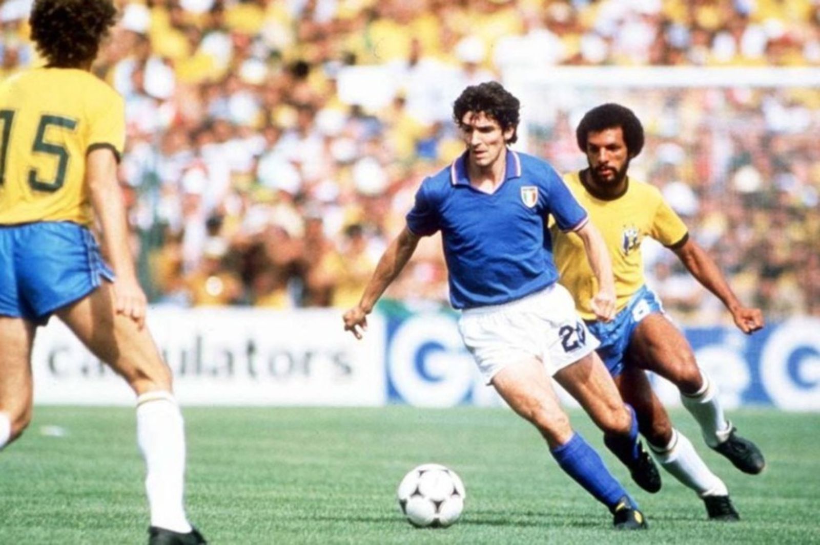 Paolo Rossi, perseguido por Junior.
