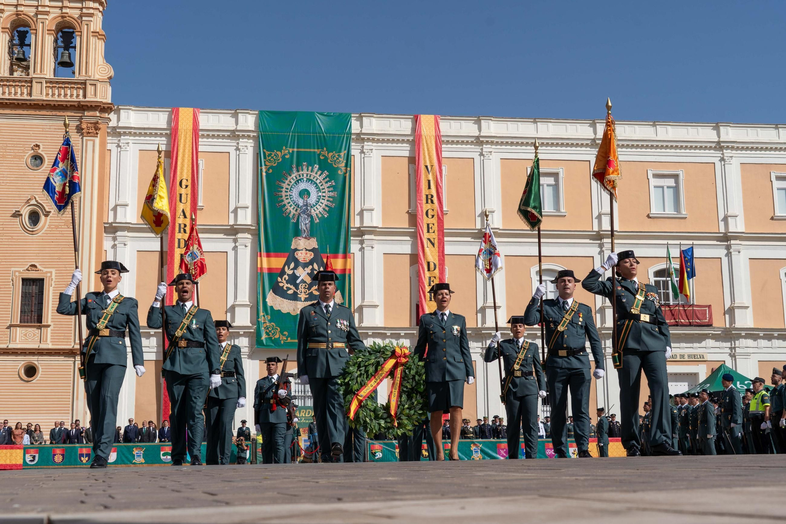 Imágenes del desfile de la Guardia Civil en el Día de la Hispanidad y de su patrona en la Plaza de La Merced