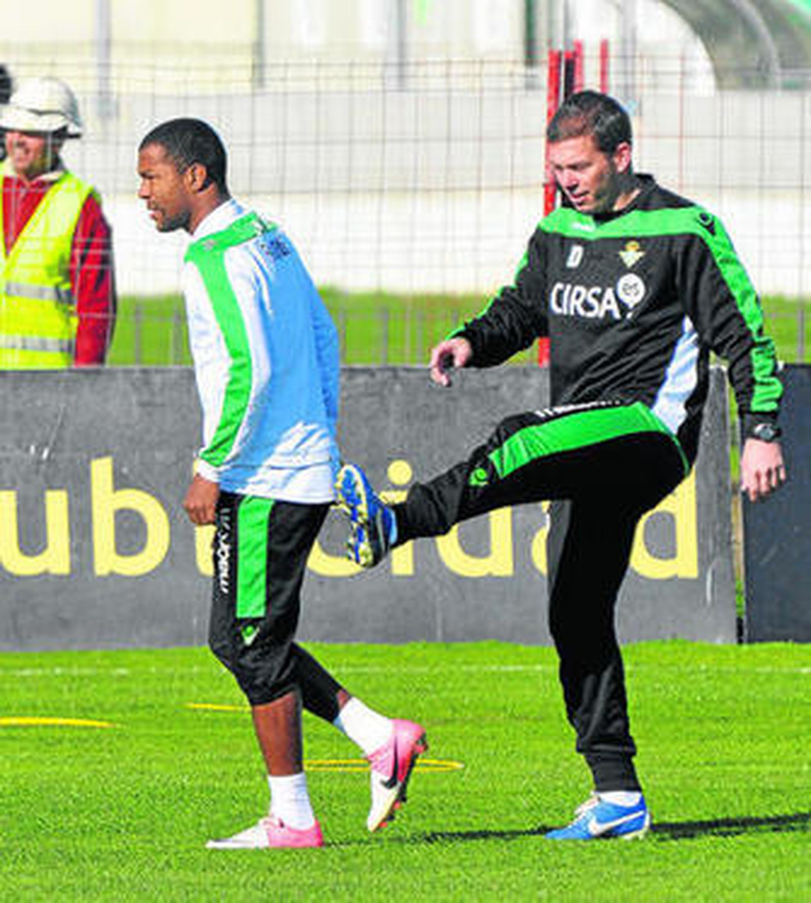 El preparador físico, David Gómez, le suelta una patadita a Pabón.