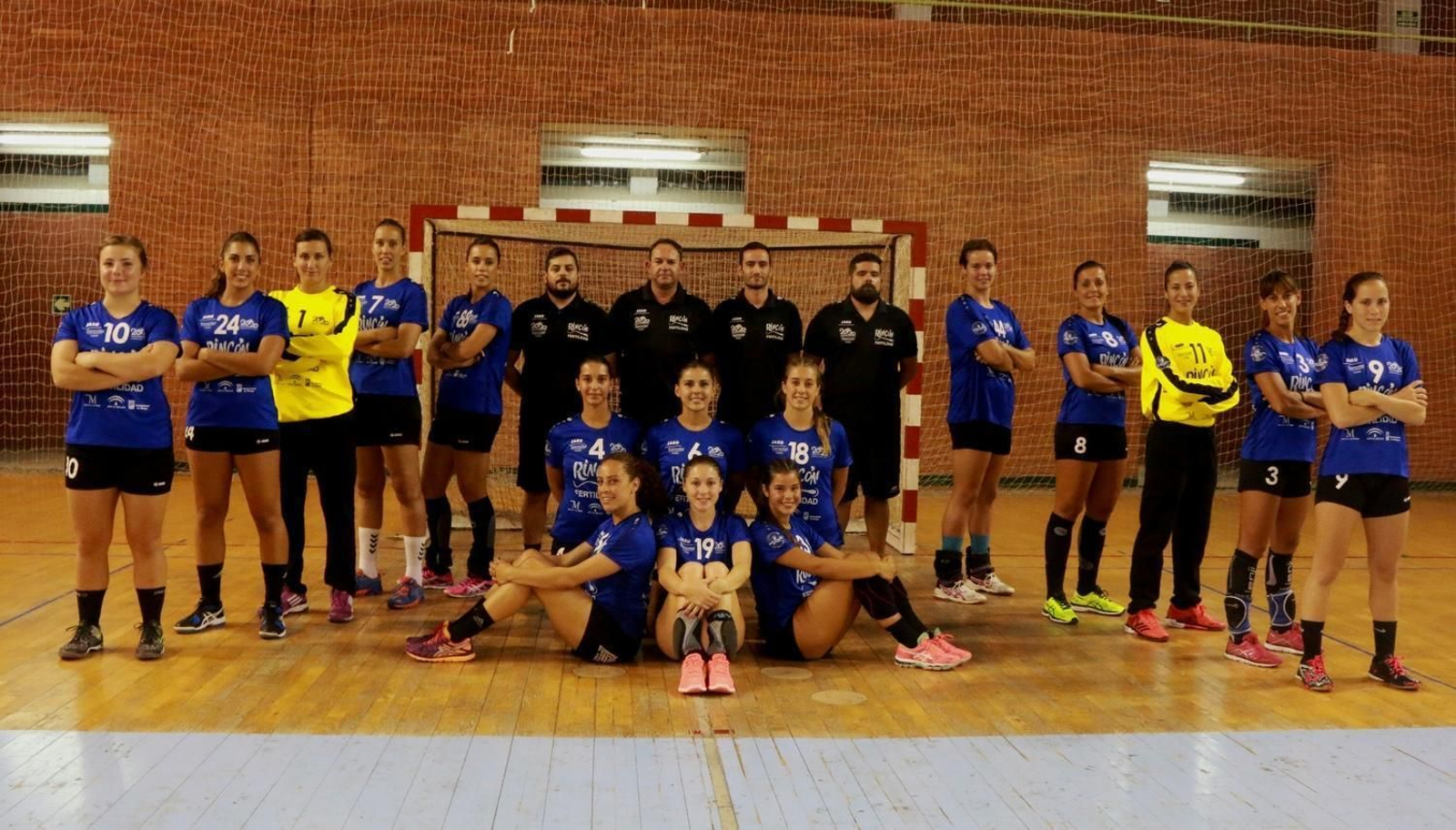 La plantilla del Rincón Fertilidad de balonmano, en el Pabellón de Carranque de Málaga.