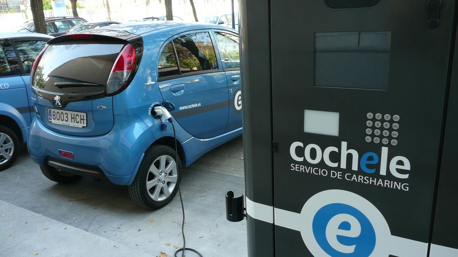 Punto de recarga de vehículo eléctrico.