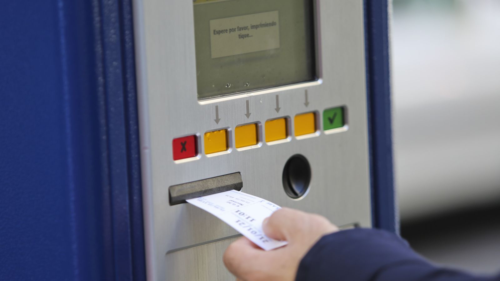 Imagen de un usuario al retirar un tique del SARE en La Unión.