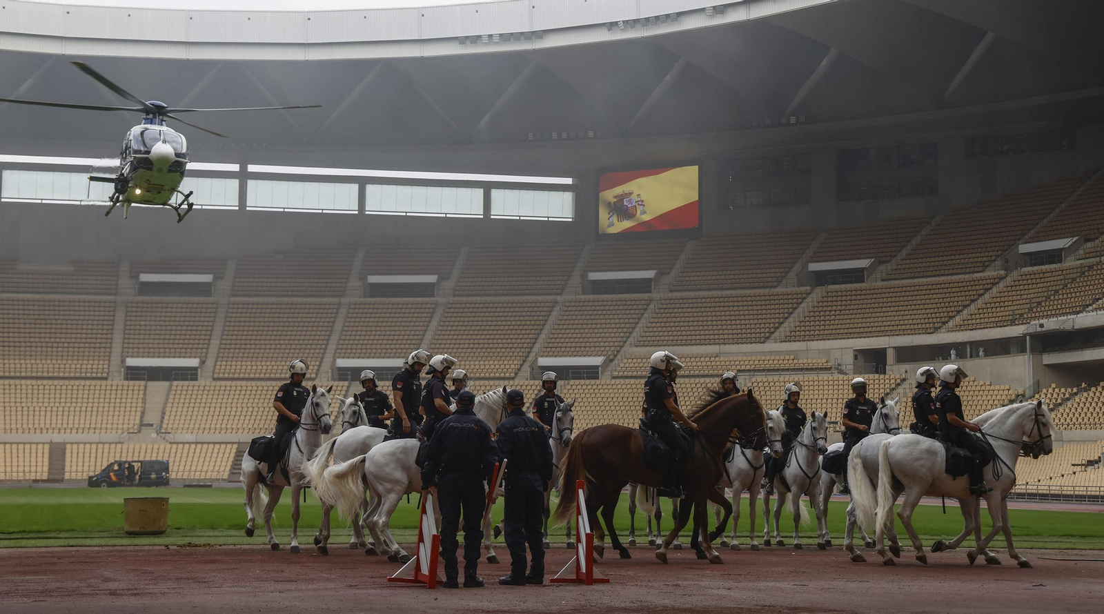 La exhibición de la Policía Nacional en el Estadio de la Cartuja, en imágenes