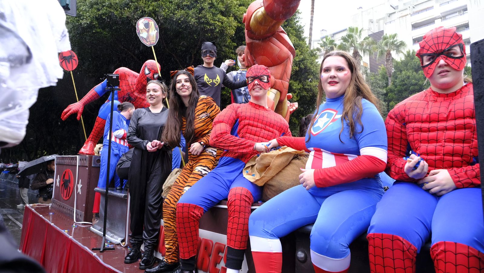 Fotografías de la cabalgata de los Reyes Magos pasada por agua en Almería