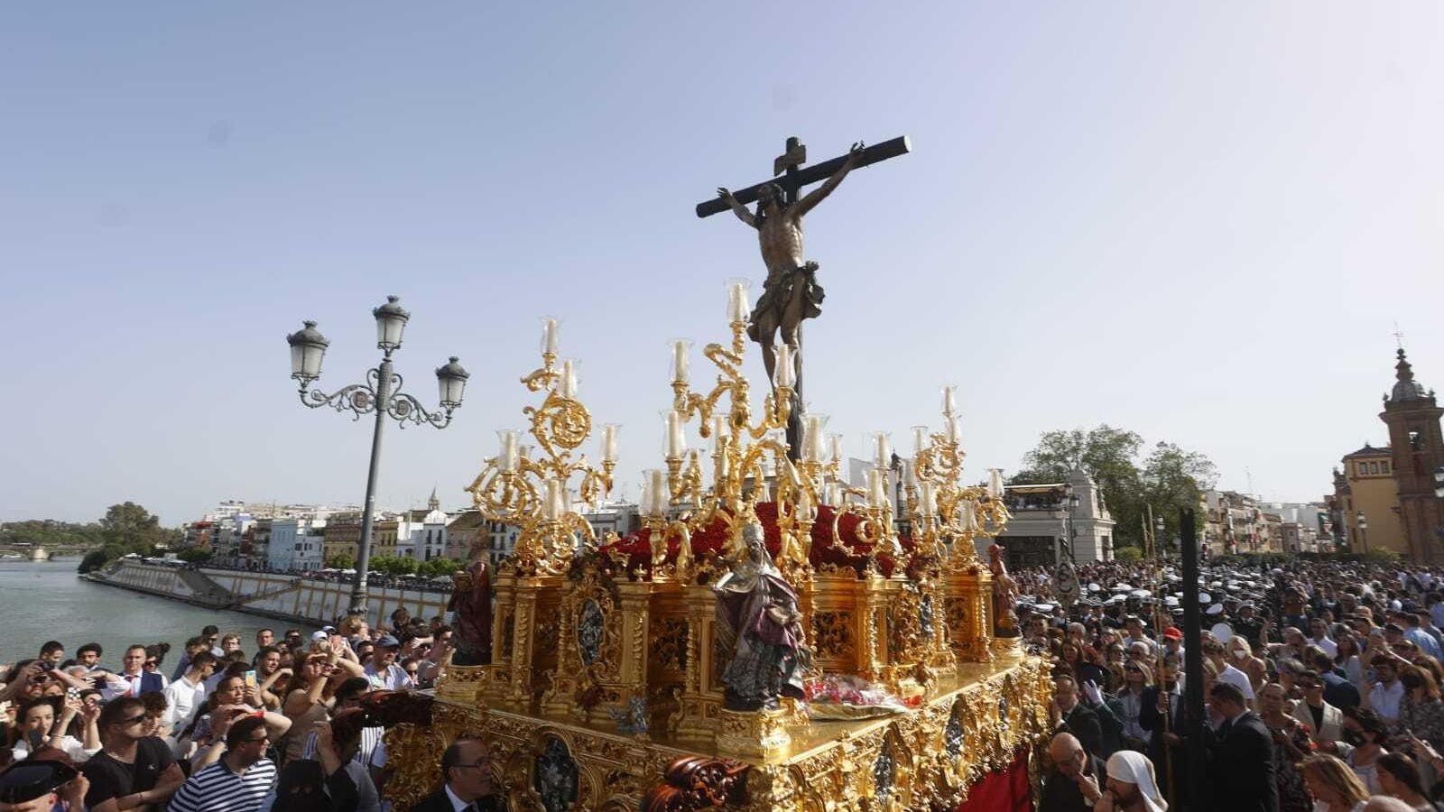 El Cachorro cruza el río camino de la Carrera Oficial.