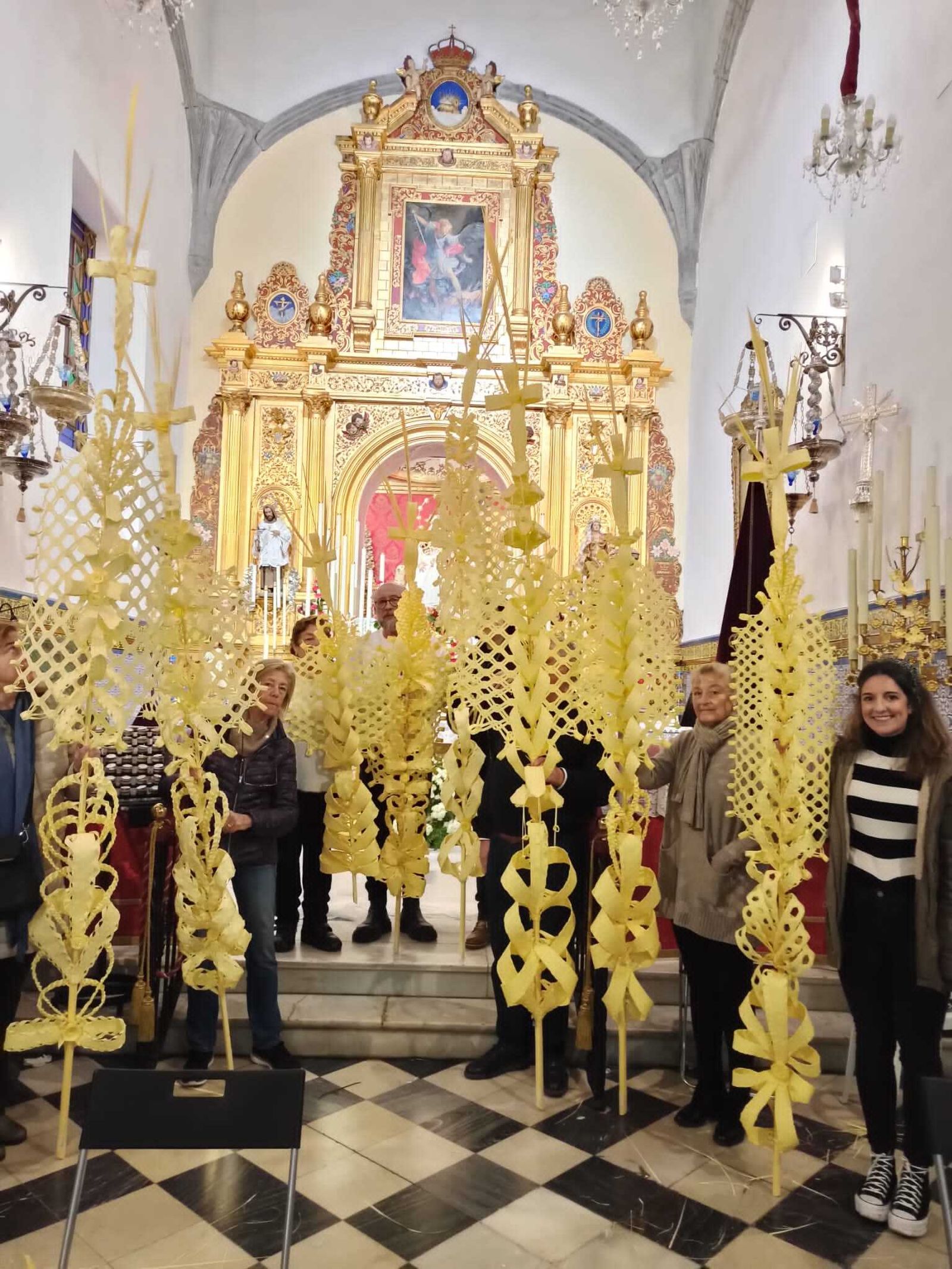 Las palmas rizadas realizadas por los alumno del curso que se imparte en la Divina Pastora.