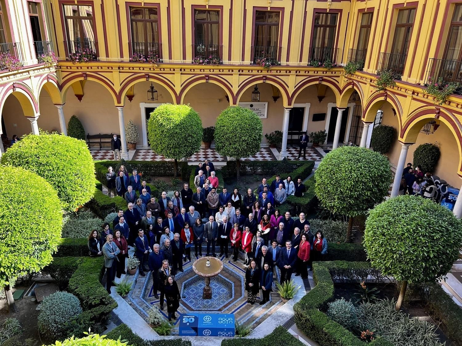 Foto aérea de los participantes en el plenario del Observatorio del Agua de Emasesa.