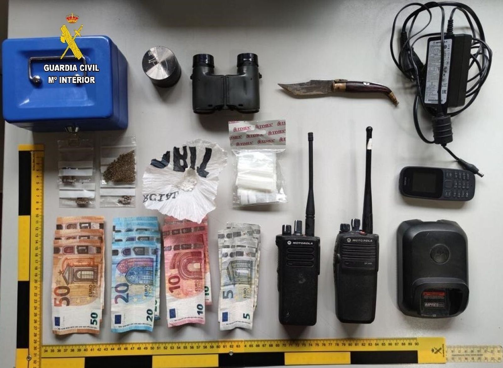 Diversos utensilios y sustancias estupefacientes intervenidos.