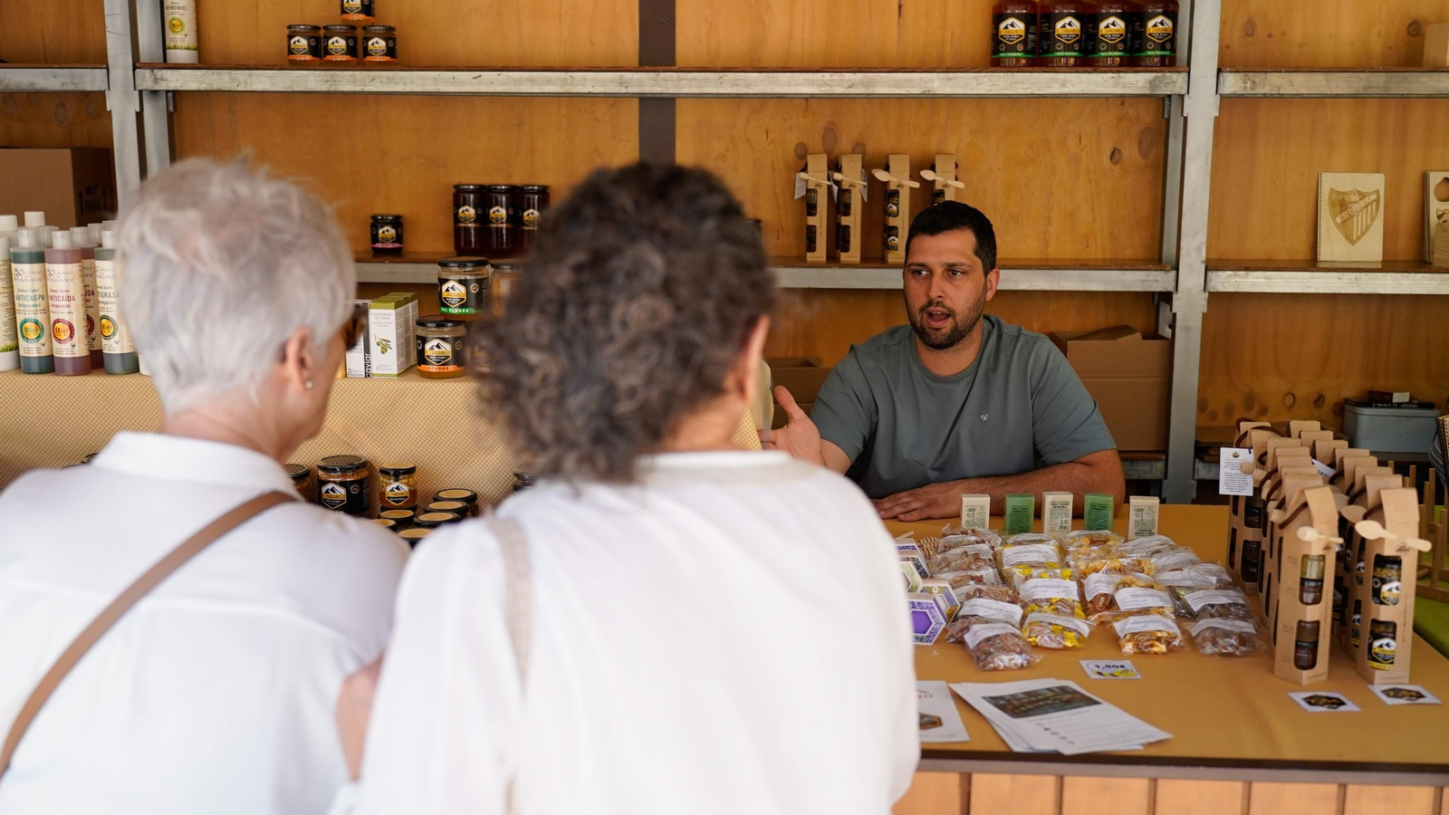 Muchas personas se reunen en la Plaza Alta, bailando y comiendo paella junto a la Feria de los Parques Naturales de Cádiz