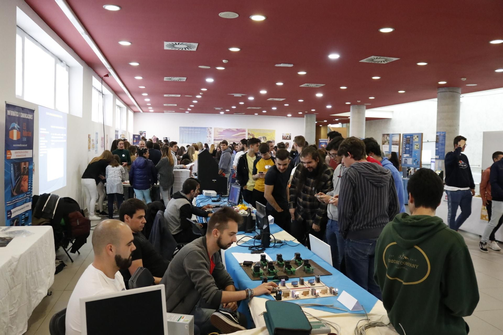 Estudiantes en la Feria de Ciclos Fomativos, este miércoles