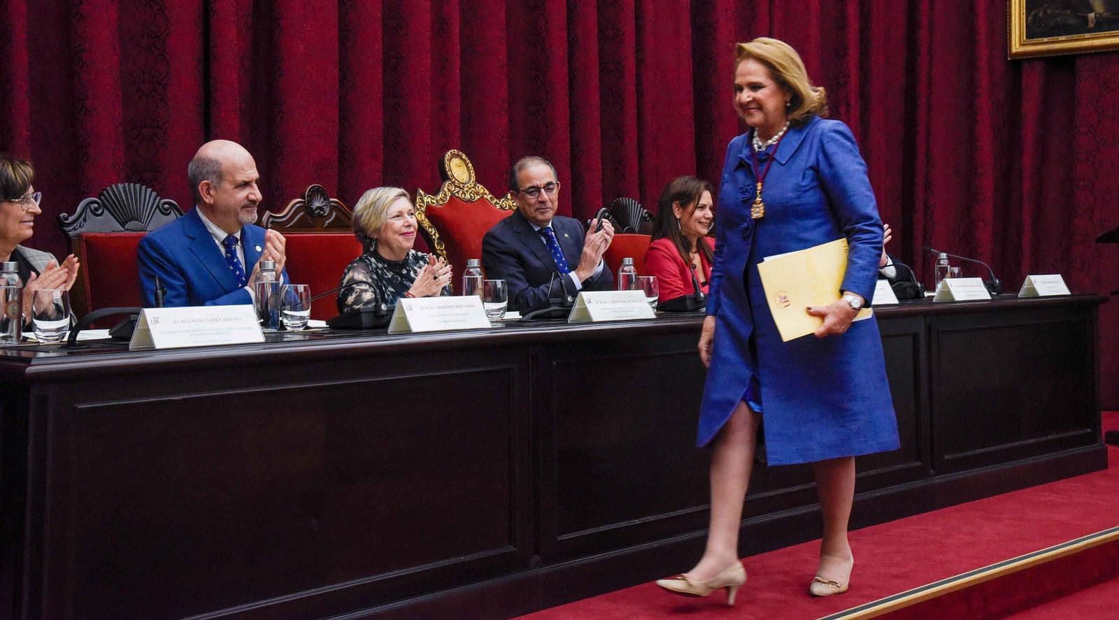 Imposición de la Medalla de la Universidad de Sevilla a Concha Yoldi