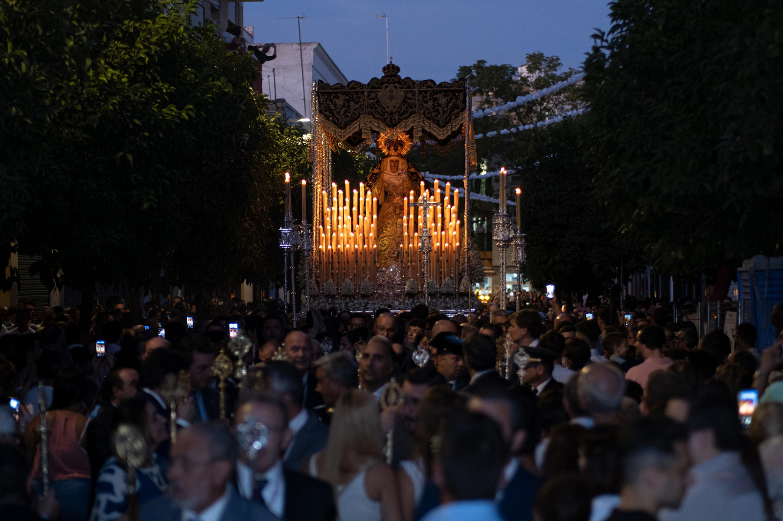 La procesión extraordinaria de la Virgen de los Dolores del Cerro del Águila, en imágenes