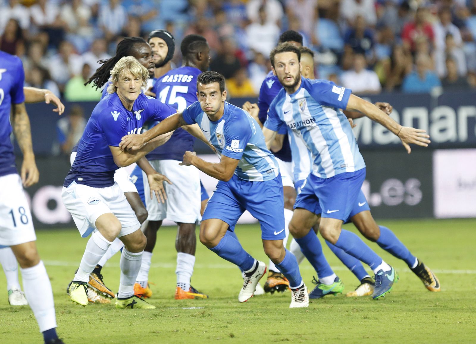 Luis Hernández y Baysse intentan desmarcarse en un córner.