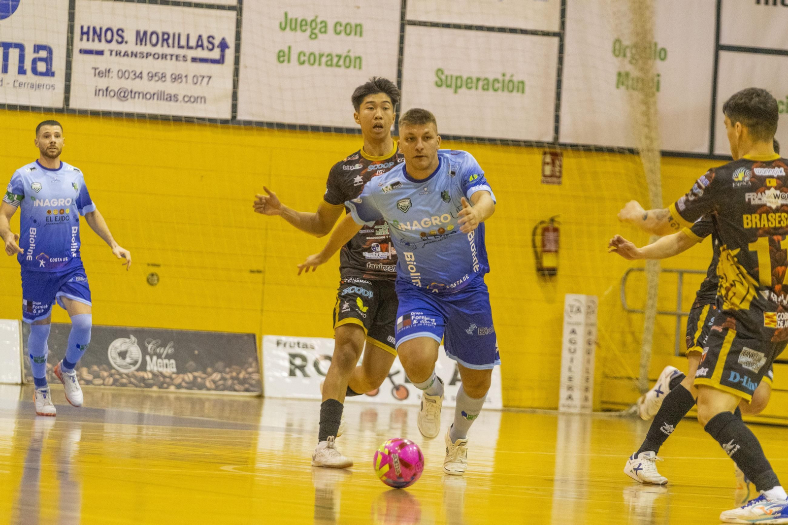 Cristian Rubio avanza con el esférico ante la presión rival durante el encuentro de la pasada jornada ante Wanapix.