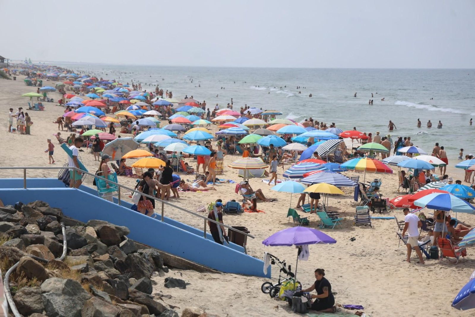 Imágenes del ambiente en las playas de Huelva