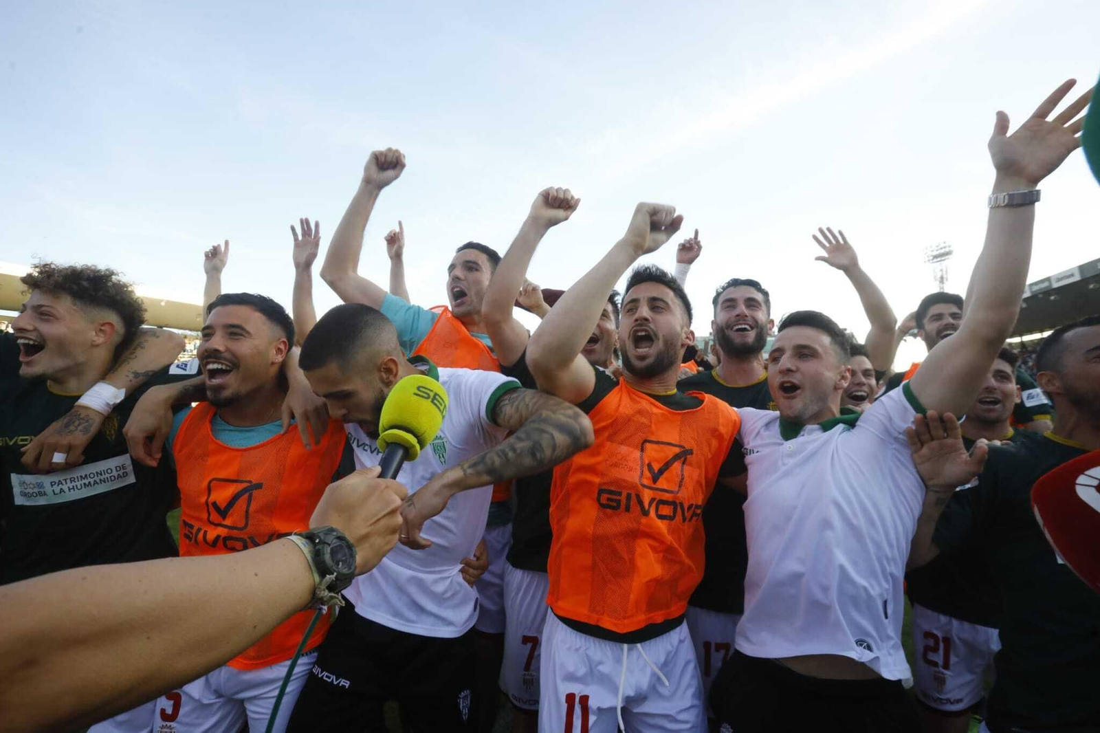 Las imágenes de la celebración del ascenso del Córdoba CF en pleno partido en Mérida