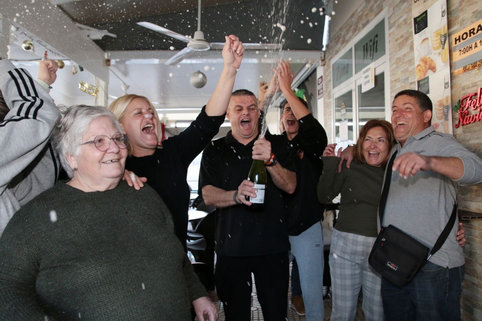 Imágenes de los premiados por la Lotería de Navidad en Almería y provincia