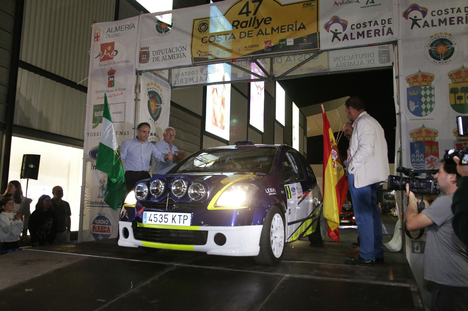 Un automóvil toma salida durante el Rallye Costa de Almería de la pasada edición.
