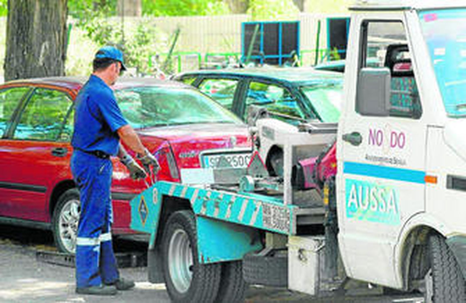 Un trabajador de Aussa deja un vehículo en el depósito municipal del Parque de los Príncipes.